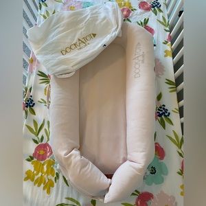 DockATot Deluxe comes with a pink and a white cover